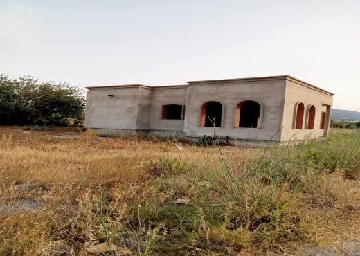 terrain a vendre + une maison inachevée